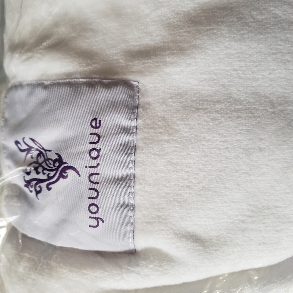 RARE Younique fuzzy plush soft blanket throw NEW Starlight satin Trim White - Picture 3 of 3